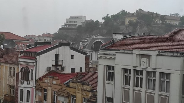 Мощен дъжд се изсипва над Пловдив Температурата на въздуха рязко
