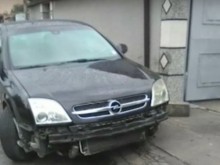Автомобил се вряза в ограда на къща