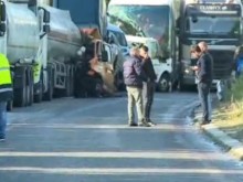 Две тежки катастрофи с автовоз, цистерна и автобус блокират движението по "Дунав мост"