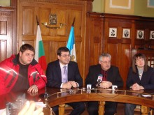 Общината спокойно чака снега, дежурни екипи опесъчават града