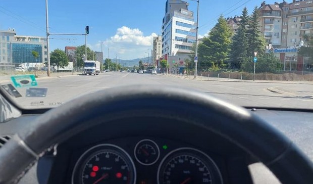Шофьорка аварира на булевард, но чу "Овцооо! Тук ли са спира, ма?"