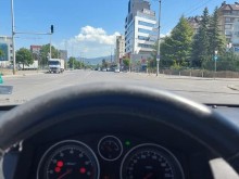 Шофьорка аварира на булевард, но чу "Овцооо! Тук ли са спира, ма?"