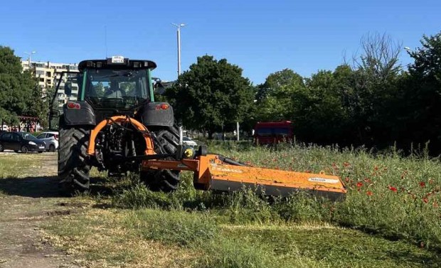 Мощен трактор с мулчер се включва в окосяване на тревата