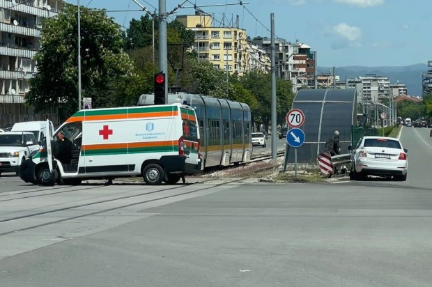 Катастрофа на столичния булевард България научи Sofia24 bg В инцидента участва линейка