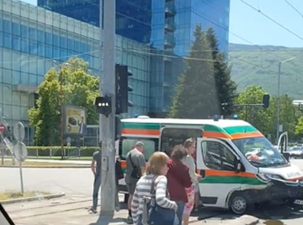Няма сериозно пострадали хора след катастрофата на столичния булевард България. Припомняме, че