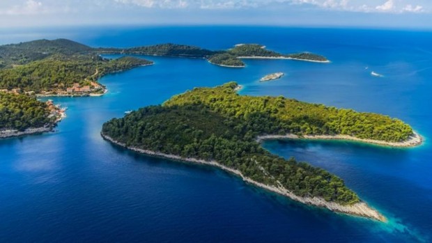 Малкият частен хърватски остров Мали Космач в адриатическата Сплитско далматинска област се