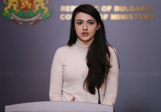 Барманка към Лена Бориславова: Извинявайте, госпожице, не съм слушала Вашите песни. В какъв стил пеете?