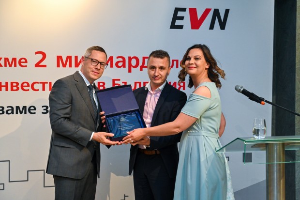 Министърът на енергетиката връчи специален плакет на EVN България удостоверяващ