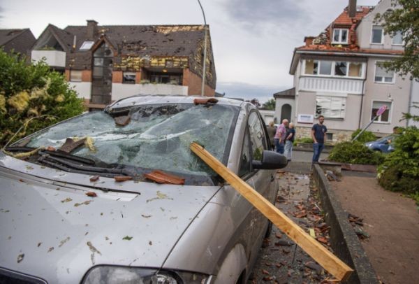 Мощно торнадо удари западния германски град Липщат и причини огромни щети