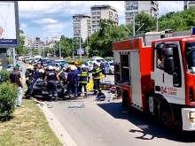 Зверска катастрофа в София, режат автомобил, за да извадят човек!