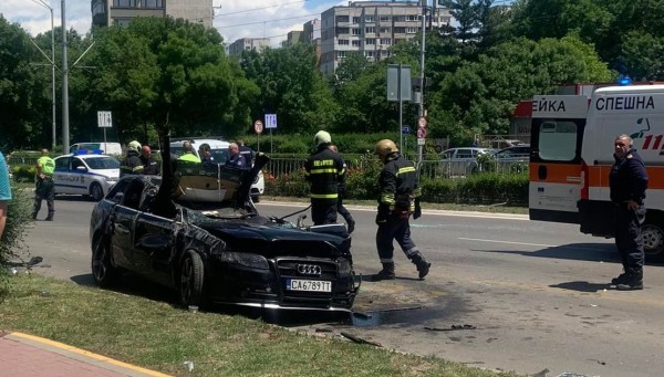 Катастрофа между две коли стана на кръстовището на бул. България