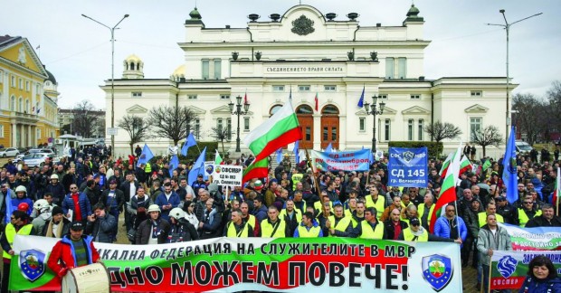 Полицаи и надзиратели от цялата страна започват нова вълна от