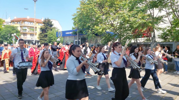 Хлади се включиха в шествието за 24 май в Бургас