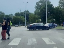 Сблъсък на кръгово в Пловдив! Очевидец: Всички бяха извън колите!