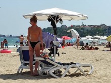 Безплатен чадър и шезлонг на морето, но не на плажа