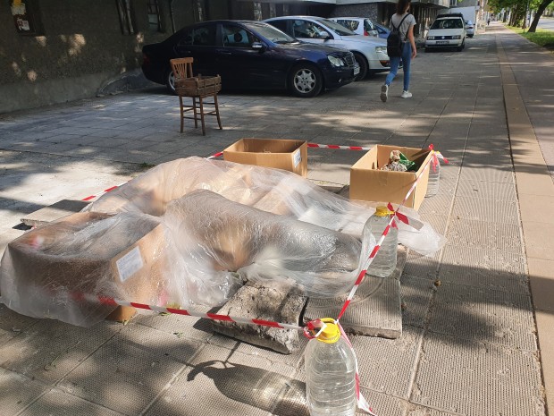 Внимание! Опасен тротоар дебне пешеходци