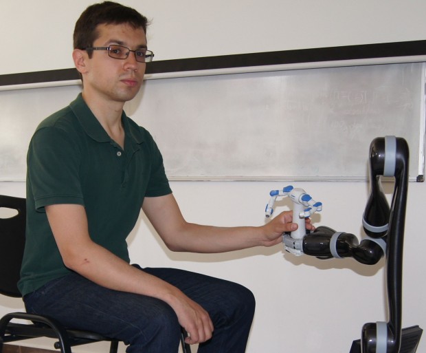 Ръката-робот Кинова“ дойде в Техническия университет от Канада, където служи