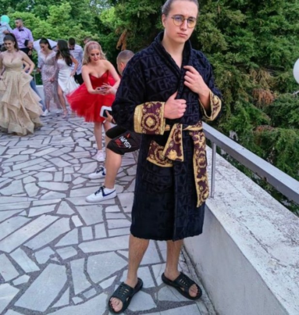 Абитуриент отиде по халат и джапанки на бала си