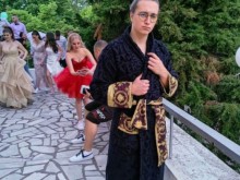 Абитуриент отиде по халат и джапанки на бала си