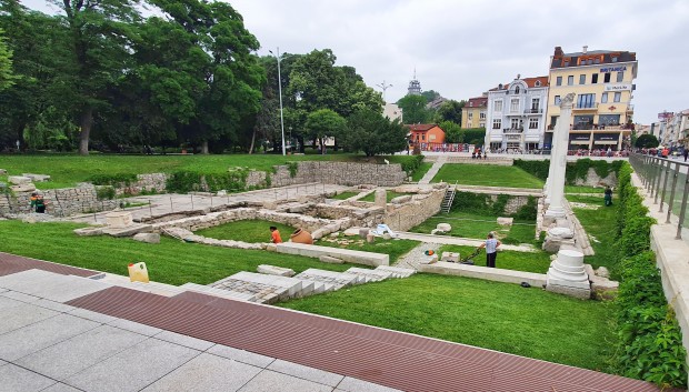 Ударно косят тревата на Римски форум Запад видя Plovdiv24 bg