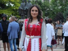 Всички говорят за тази абитуриентка, тя се отличи от другите!