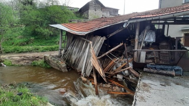 Поройни дъждове и градушка в доспатското село Змеица причини щети Поне