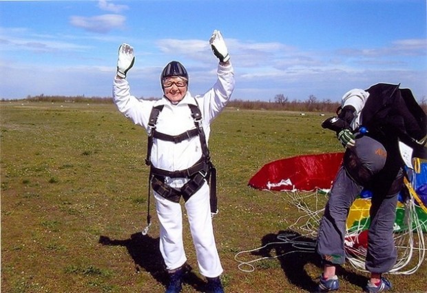Най възрастната парашутистка у нас приключи с летенето 87 годишната варненка Пенка