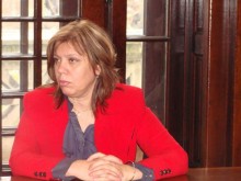 Деца изнасят представление пред хора с увреждания на коледен обяд