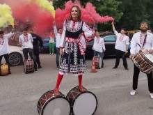 Красота! Абитуриентка обра точките пред "Новотела"