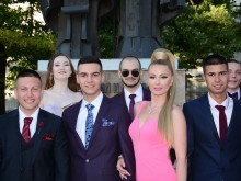 Не е абитуриентка, а класна! Учителка е хитът на баловете тази година
