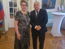 Депутат от управляващата коалиция се снима с Елеонора Митрофанова