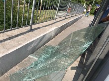 Няма оправия! Вандали опустошават подлези, спирки, автобуси във Варна
