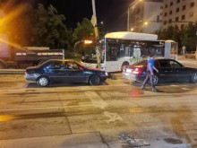 Автобус се заби в светофар