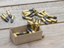 Мъж халоса стар патрон с чук, но куршумът се заби в задните му части