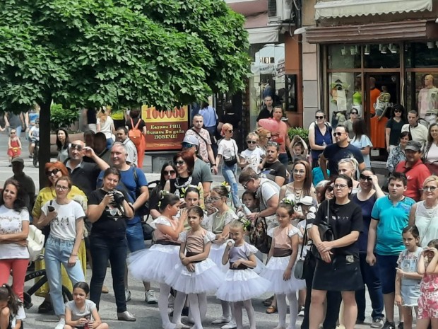 Много танци и весело настроение оживиха Главната улица на Пловдив