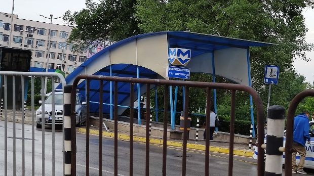 Автомобил се озова на тротоара на метростанция Г М Димитров в