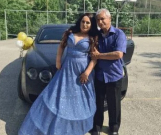 Абитуриентка от Сандански остана “заклещена в луксозен автомобил, на който