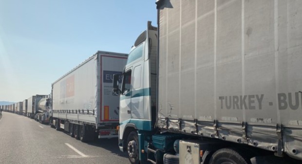 Стотици товарни автомобила са се струпали на турския ГКПП 