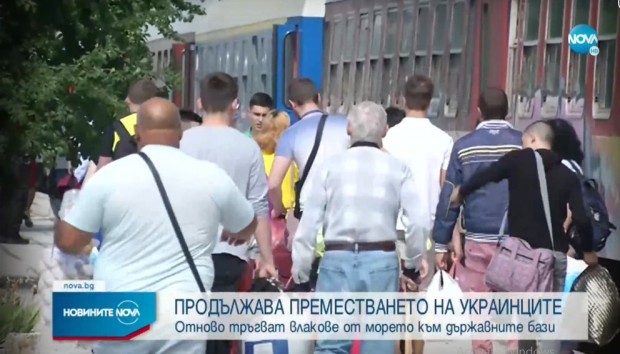 Превозването на украинските бежанци от хотели по морето към държавни