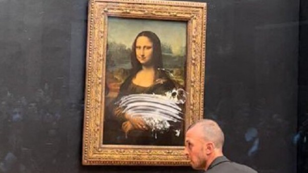 Мъж в инвалидна количка дегизиран като жена замери картината Мона