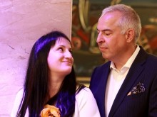 Известен водещ показа жена си