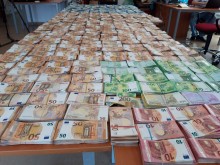 Рекорд! Заловиха недекларирана валута за над 3,15 млн. лева!