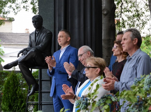 Паметник, посветен на Шарл Азнавур - кралят на френския шансон, артист,