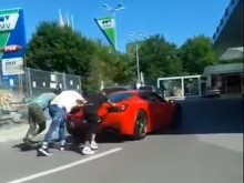 Червено возило стана хит в мрежата, но никой не иска да е на мястото на собственика!