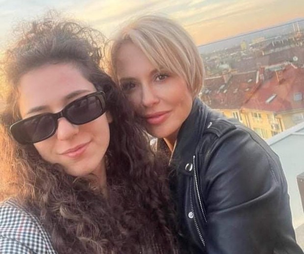 Наша известна актриса също се похвали с абитурентка