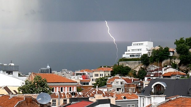 Черни облаци надвиснаха над Пловдив Прогнозите на синоптиците към момента
