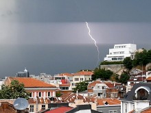 Черни облаци надвиснаха над Пловдив