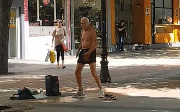 Възрастен гол мъж хем възхищава хем натъжава пловдивчани на Малката главна