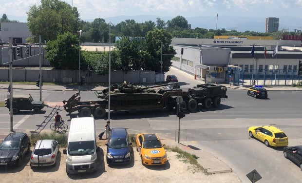 Огромна военна машина по улиците на града стресна пловдивчани, видя