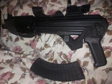 Прокуратурата погна мъж за притежание на ценни монети и боен автомат
